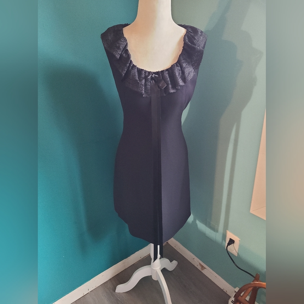 Size medium / Vintage little black dress, vintage 1950s 1960s wiggle dress, lace